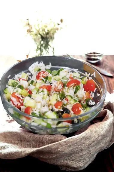 Schnelle und aromatische Knoblauch-Gemüsepfanne mit Reisresten, ein herzhaftes, gesundes Gericht mit frischen Zutaten.